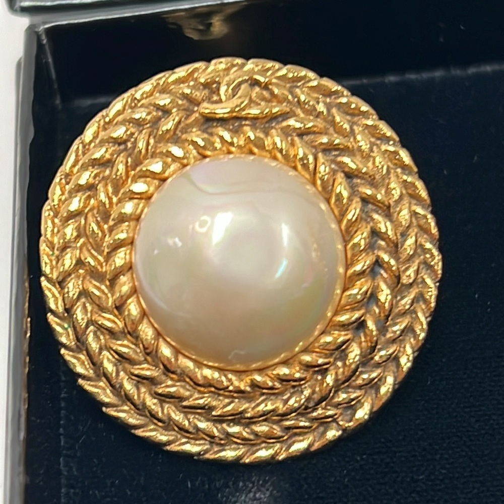 ✨ Vintage Chanel Gold Tone & Faux Pearl Clip-On Earrings – Classic Rope Design - Picture 2 of 8